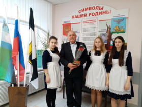 Учащиеся школы  поздравили жителей нашего села воинов-интернационалистов.